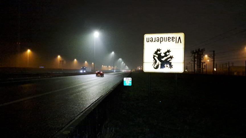 In heel Vlaanderen werden verkeersborden op hun kop gezet uit protest tegen het aanmodderend landbouwbeleid.