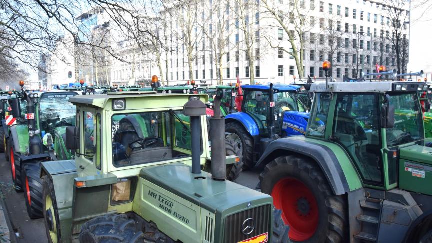 In Vlaanderen protesteren de landbouwers momenteel door plaatsnaamborden om te draaien, in Frankrijk en Duitsland halen ze de tractor van stal om te protesteren.