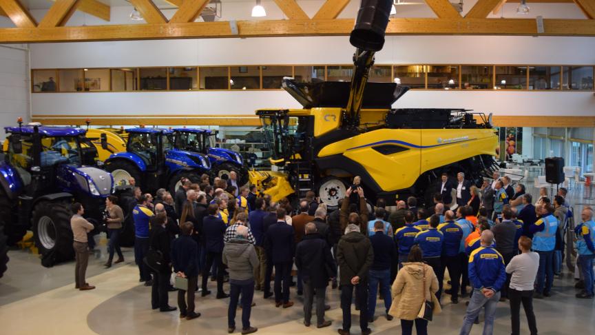 Minister Crevits was aanwezig bij de voorstelling van de nieuwe CR11-maaidorser van New Holland en bij de opening van de nieuwe montagelijn.