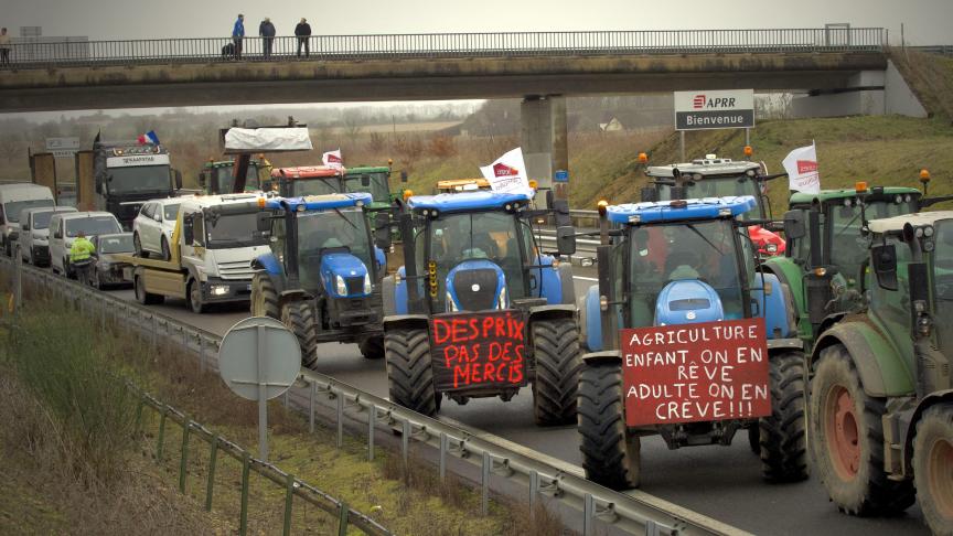 Franse boeren voeren al even actie en richten nu hun pijlen op Parijs.