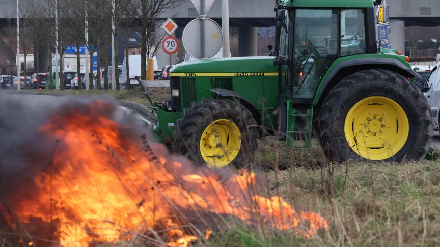 Politici vallen vandaag over elkaar heen om de Vlaamse landbouwers te verdedigen.