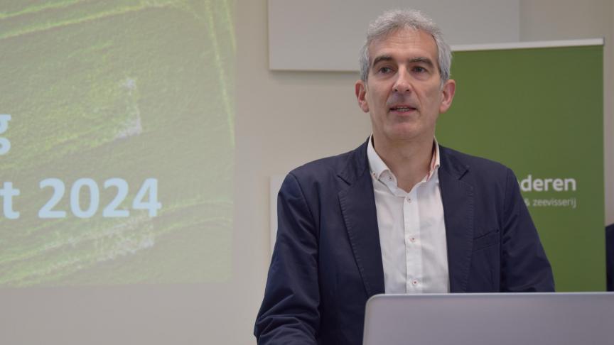 Danny Van den Bossche, afdelingshoofd van het agentschap Landbouw en Zeevisserij, overliep het landbouwrapport. Het beschrijft de toestand van de Vlaamse landbouw in zijn verschillende deelsectoren. Het is een goede en neutrale bron van cijfers om naar te verwijzen.