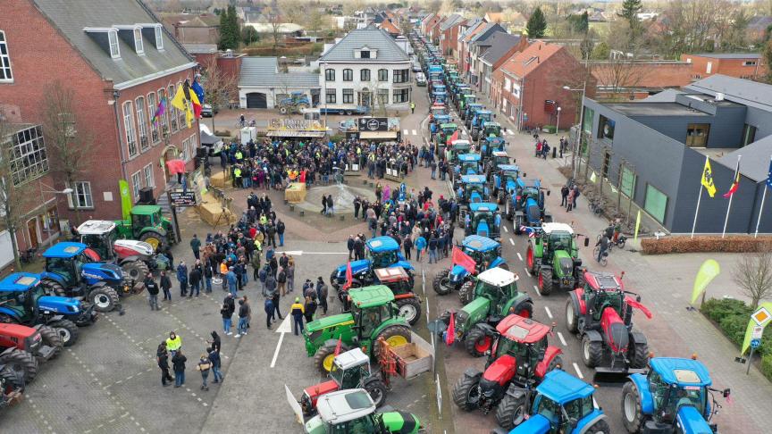Bij 400 tractoren verzamelen zich dinsdagmiddag op de Markt in Merksplas.