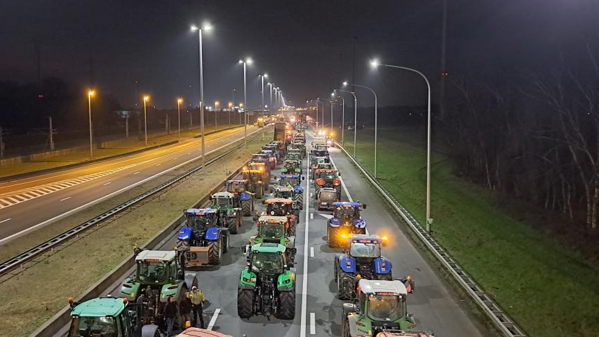 Vlaamse en Nederlandse boeren blokkeren sinds deze nacht de E19 in Meer.