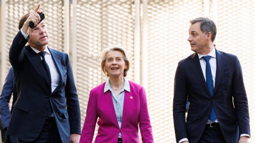 Minister-president Mark Rutte (nederland), Commissievoorzitter Ursula von der Leyen en minister-president Alexander De Croo (België) net voor een overleg met vertegenwoordigers van Europose landbouworganisaties op donderdag 1 februari.