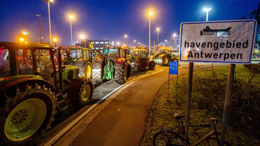 Enkele honderden tractoren manifesteren in het Antwerpse havengebied.
