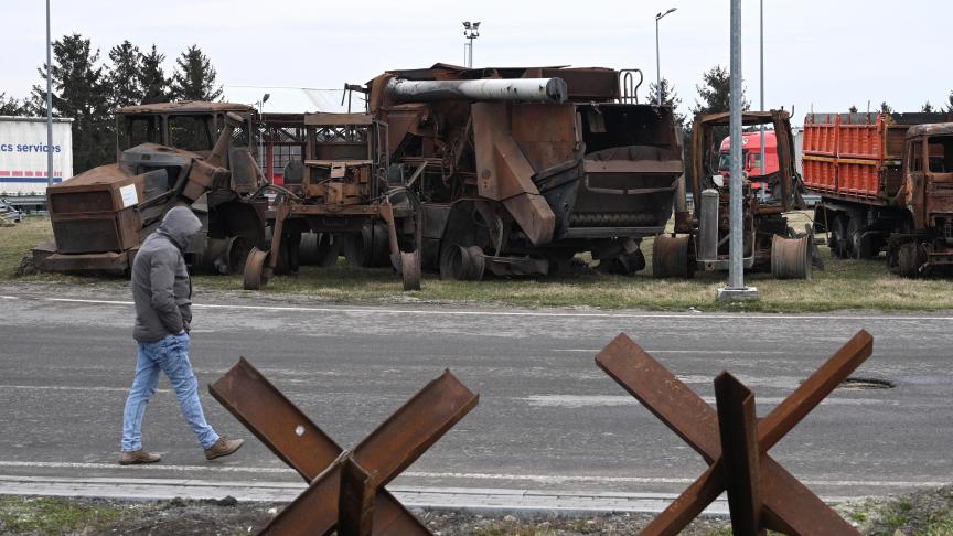 Vernielde Oekraïense landbouwvoertuigen werden door Oekraïense landbouwers naar de Poolse grens gebracht op de tweede verjaardag van de Russische invasie van Oekraïene (24 februari). Een overeenkomst tussen Polen en Oekraïene om een einde te maken aan de blokkade van Oekraïense landbouwproducten door Poolse boeren is nog ver af.