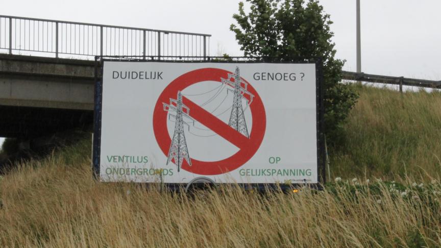 Tegen de bovengrondse aanleg van de hoogspanningsleiding bestaat veel protest, ook bij de lokale landbouwers.