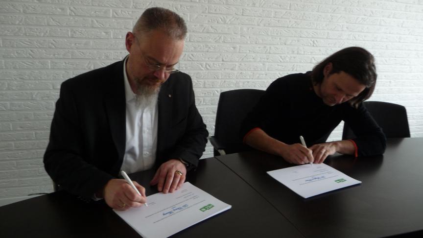Directeur Benedikt Sas (l.) en voorzitter Tom Van Nespen (r.) tekenen de diploma’s voor de kwaliteitsmelkers.