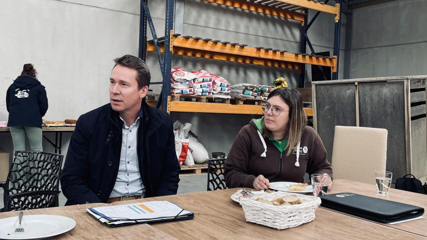 Vlaams minister van Landbouw Jo Brouns bezocht het ouderlijk landbouwbedrijf van de nieuwe voorzitter van Groene Kring, Justine Arkens.