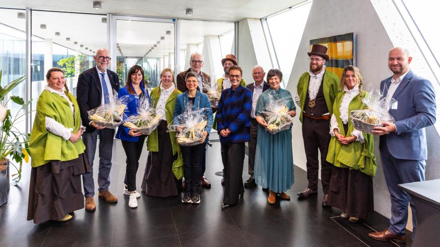 Gouverneur, Antwerpse deputatie en provinciegriffier Maarten Puls krijgen de eerste witte asperges uit volle grond van ‘Het Grafelijk Genootschap van de Klein-Brabantse Asperges’.