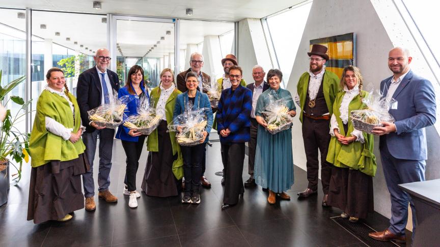 Gouverneur, Antwerpse deputatie en provinciegriffier Maarten Puls krijgen de eerste witte asperges uit volle grond van ‘Het Grafelijk Genootschap van de Klein-Brabantse Asperges’.