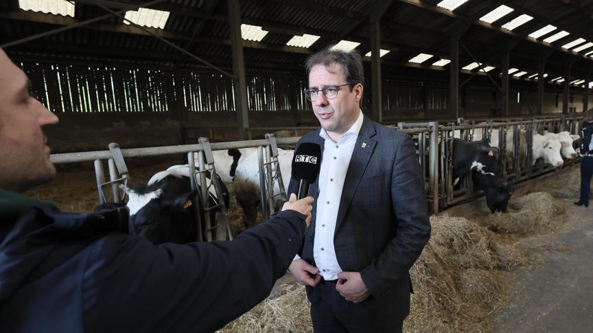 Samen met Europese landbouwministers bezocht federaal landbouwministerClarinval een veehouderij in Wallonië op 8 april, ter gelegenheid van de informele landbouwraad.