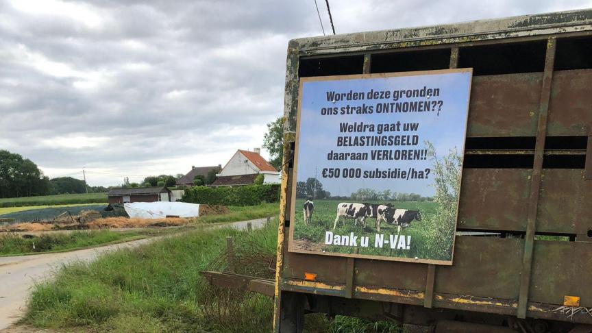 Langs plattelandswegen in West-Vlaanderen zijn deze borden te spotten, waarmee Boerenhart Vlaanderen N-VA cynisch bedankt voor hun landbouw- en milieubeleid.
