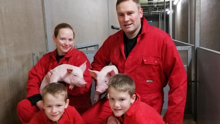 Ilse en Dries met Robbe en Stan: Ondanks de omvang van ons bedrijf, houden we steeds voeling met de basis.