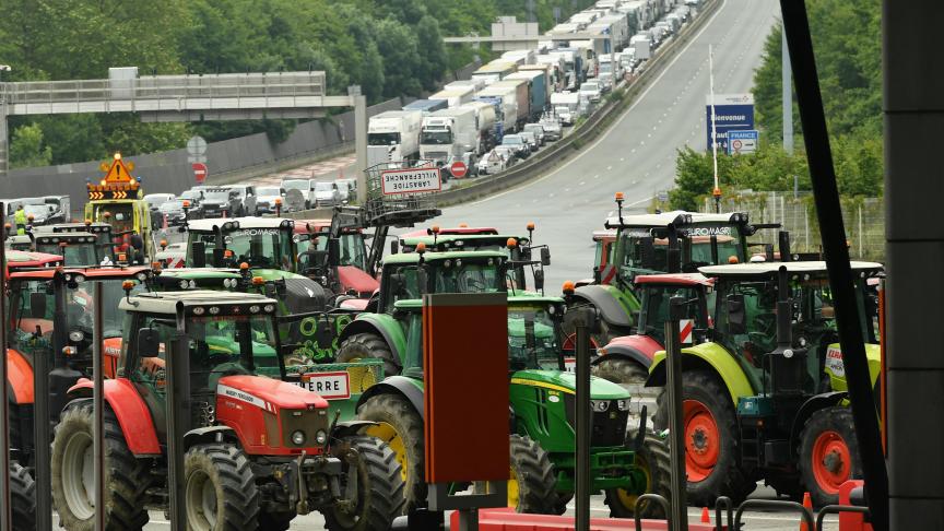 Door een gezamenlijke actie van Franse en Spaanse landbouwers zijn op maandag 3 juni verschillende grensovergangen langs de Pyreneeën geblokkeerd.
