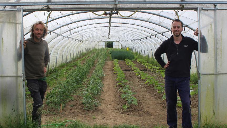 Biodynamische landbouw en veeteelt gaan perfect samen. “We hebben zelfs een  vegetarische werknemer die nu wel biodynamisch vlees eet”, zeggen Ruben (rechts)  en Manuel (links).