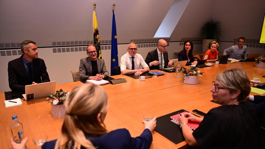 De startvergadering voor de onderhandelingen over de vorming van een nieuwe Vlaamse regering (21 juni).