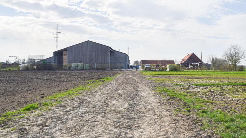 Artikel 49 van het Vlaams Pachtdecreet bepaalt dat bij het overlijden van de pachter de pachtovereenkomst doorloopt ten voordele van zijn erfgenamen of rechtverkrijgenden.