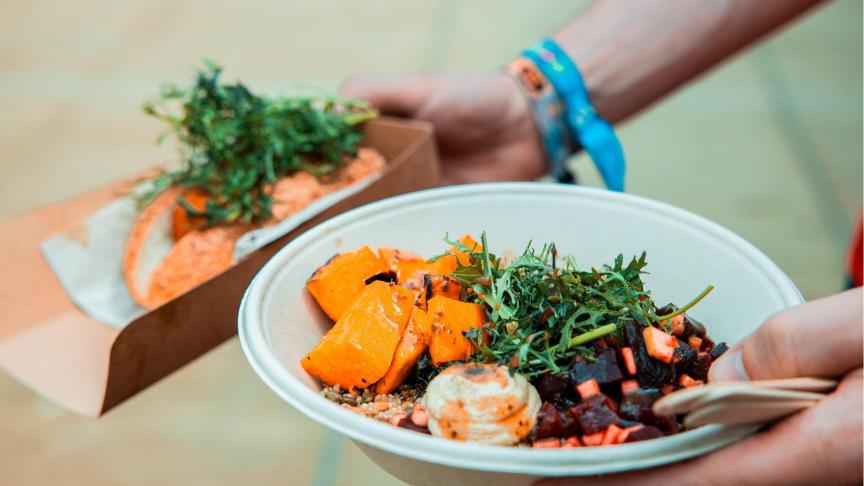 Chef-kok LoïcVan Impekan voor de quinoa en het rundsvlees terecht bij hoeveslagerij Ten Halve van de familie Saelens in Herent.
