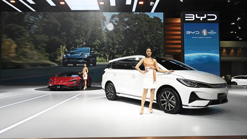 De Europese Commissie legt hogere heffingen op voor in China geproduceerde elektrische auto’s. China heeft al gedreigd met hogere heffingen op Europese landbouwproducten, onder meer varkensvlees.