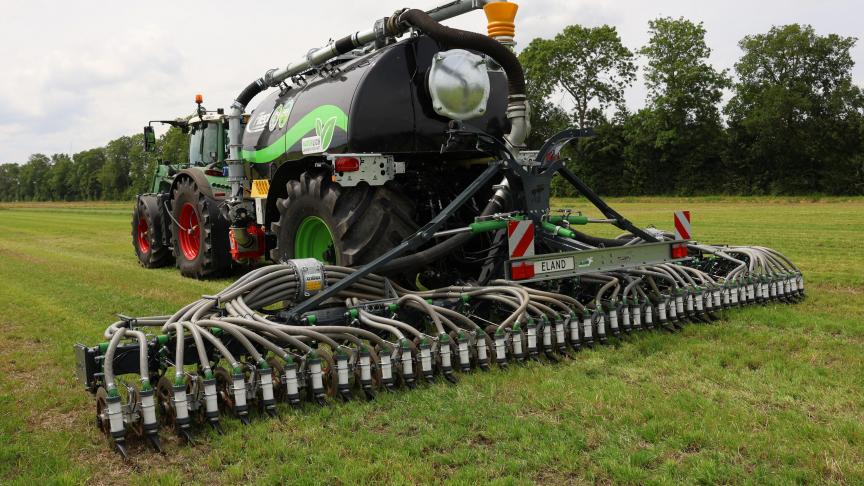 Hondengang wordt op deze mesttank gerealiseerd door de achteras te sturen.