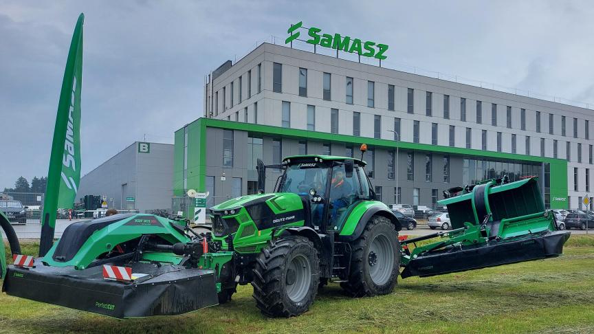 Een nieuwe vlindermaaicombinatie die dit jaar beschikbaar komt, met op de achtergrond de nieuwe fabriek  van Samasz.