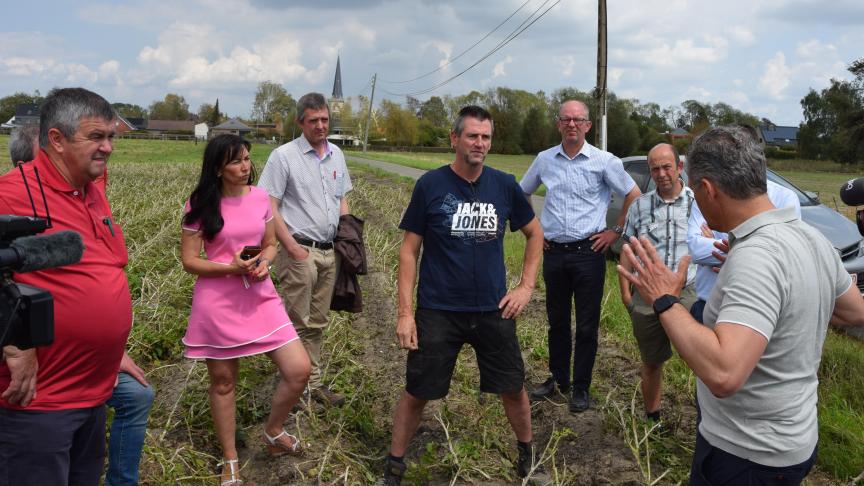 Boerenbondvoorzitter Lode Ceyssens ging samen met Conny Moons (burgemeester Londerzeel) en enkele landbouwers de schade van de zomerstorm van 9 juli opmeten in het veld.