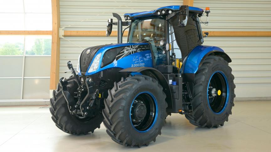 Dit is een speciale uitvoering omwille van het feit dat dit de 2 miljoenste tractor is die New Holland bouwde in zijn fabriek in Basildon.
