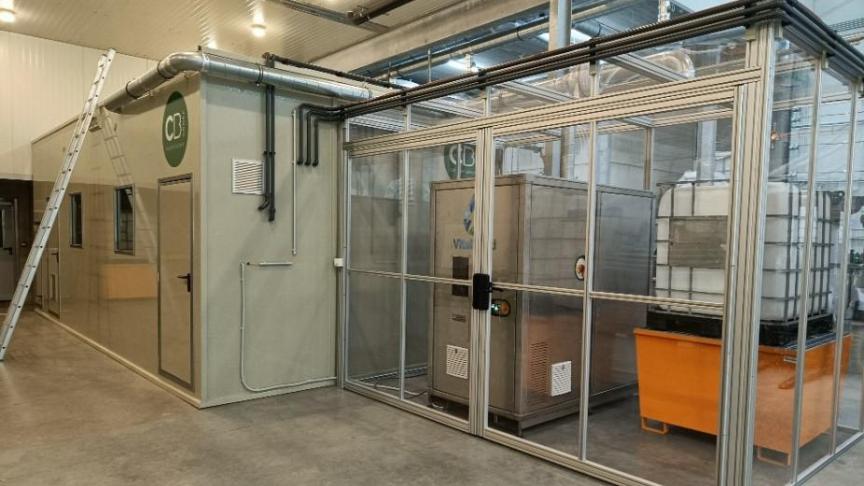 De installatie op TRANSfarm, met links de luchtwasser en rechts de plasmareactor voor salpeterzuurproductie.