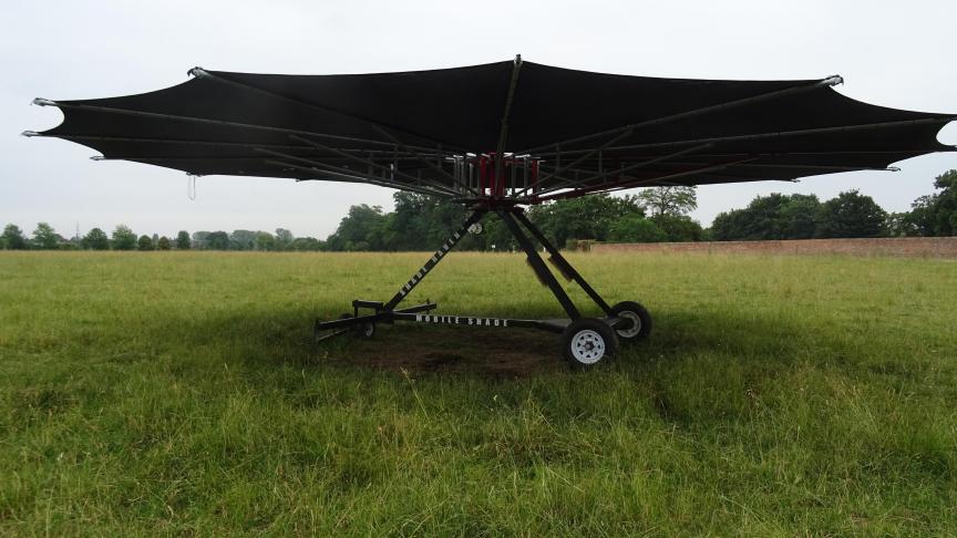 Je dieren beschutting bieden tegen de hitte kan bijvoorbeeld via een zonneparasol.