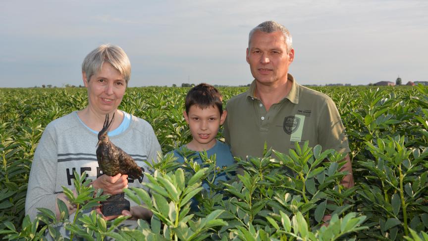 De familie Depotter tussen de zomerveldbonen. Els heeft de Koperen Kievit-award in haar handen.