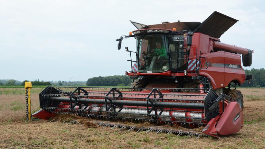 Eric Avermaete dorste een deel van het perceel gele erwt. Door de grote neerslag van de nacht voordien bleek dat niet makkelijk.