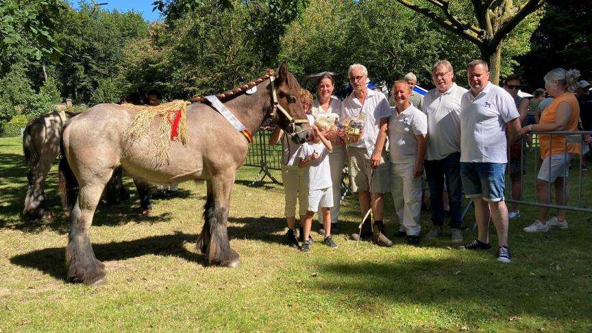 Billy van de Molenput met fokker familie De Brabander en eigenaar familie Imschoot, voorzitter VOT Didier Van Hoorebeke en voorzitter KMBT Jan De Boitselier.
