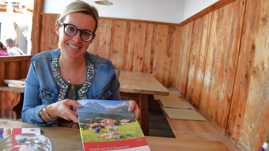 Sonja Kaserer, marketingverantwoordelijke bij Roter Hahn, spreekt met trots over de authenticiteit van Roter Hahn-aanbod in Zuid-Tirol.