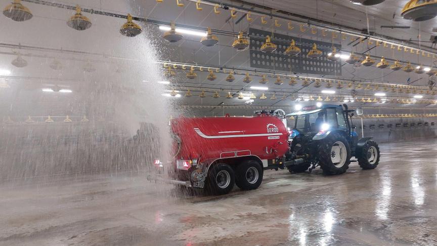 De nieuw ontwikkelde tank gebruikt een grote hoeveelheid water in plaats van  een hoge waterdruk om kippenstallen te reinigen.