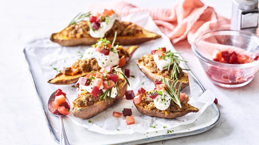 Gepofte zoete aardappel gevuld met gehakt, rode biet en tomaten 02
