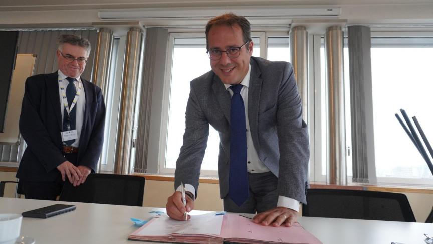 Ontslagnemend minister van Landbouw David Clarinval (MR) ondertekende samen met de vleesfederaties, de dierenartsverenigingen en het FAVV de conventie.