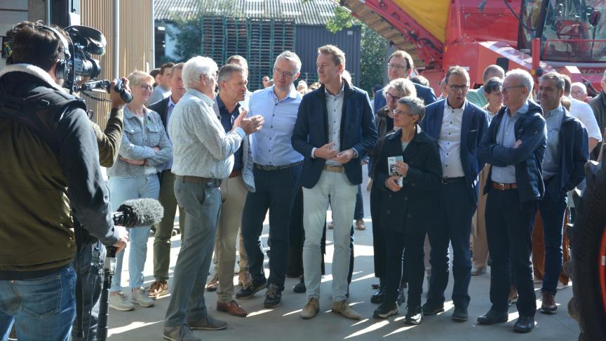 Jos Franken (links op de foto) leidde het gezelschap met onder meer Boerenbond-voorzitter Lode Ceyssens, burgemeester van Mol Wim Caeyers en Vlaams minister van Landbouw Jo Brouns rond.