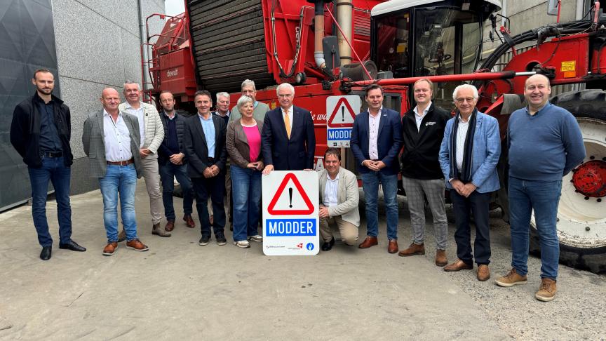 Wingene en Ruiselede willen het komende anderhalf jaar, samen met Boerenbond, inzetten op meer verkeersveiligheid. De samenwerking werd aangekondigd bij de start van de jaarlijkse Modder-op-de-weg-campagne van de provincie West-Vlaanderen.