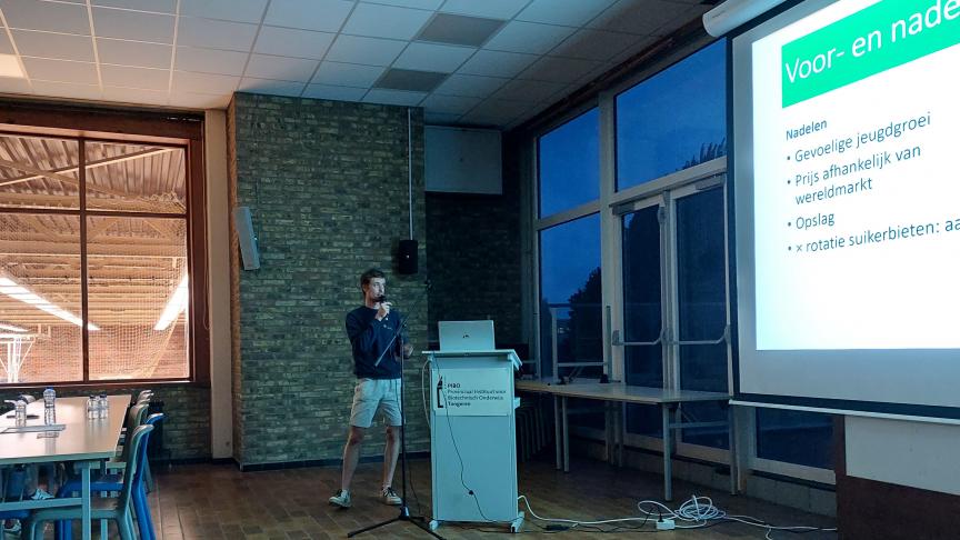 Mathijs Hast gaf  toelichting bij de teelt  van koolzaad in het  kader van IPM.