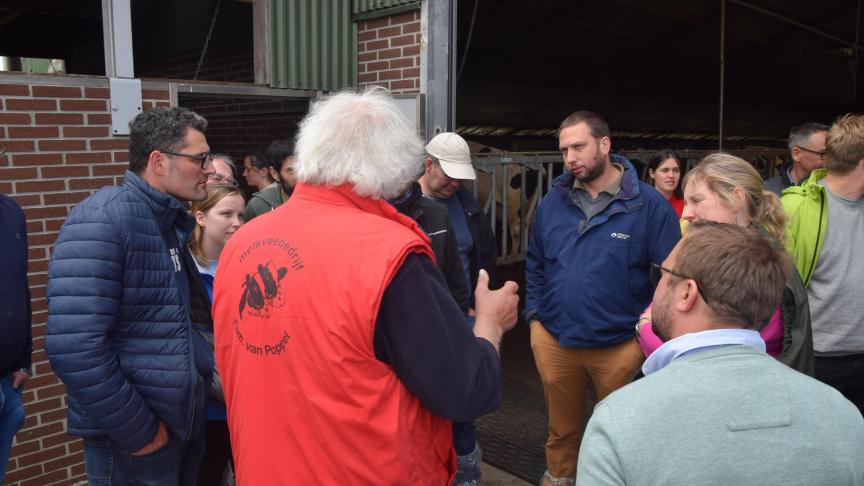 Jacques Van Poppel legt aan geïnteresseerde Vlaamse veehouders uit hoe zijn mestverwerkende installatie in elkaar steekt.