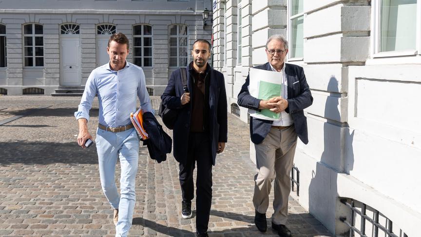 Jo Brouns (links), Sammy Mahdi (midden) en Raf Suys (rechts) onderweg naar de onderhandelingen voor de Vlaamse regeringsformatie.