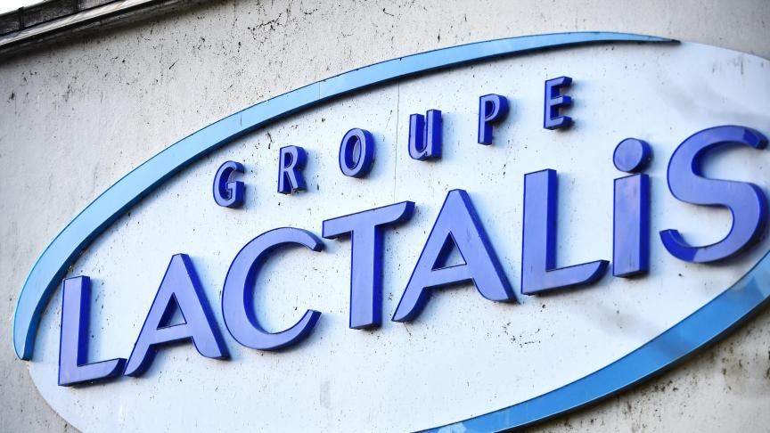 De Franse zuivelgigant Lactalis wil op termijn in Frankrijk 9% minder melk ophalen. De Franse melkveehoudersorganisaties zijn verontwaardigd.