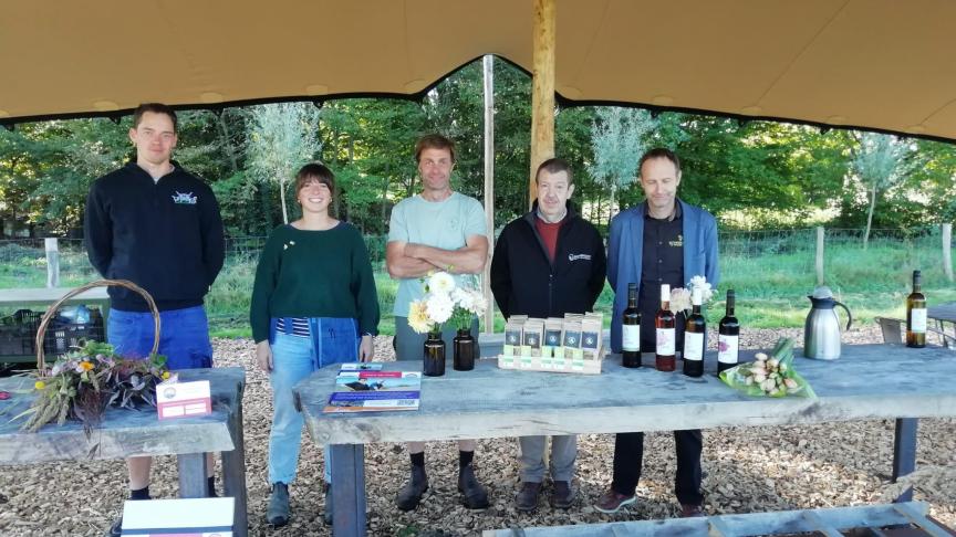 De zaakvoerder van Germaine en Hortense doen mee aan het project Zonneboeren omdat ze graag op een meer fossielvrije manier hunbloemen willentelen.