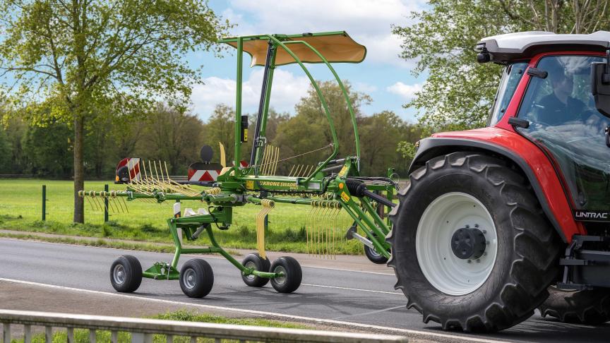 De nieuwe hark van Krone tijdens wegtransport.