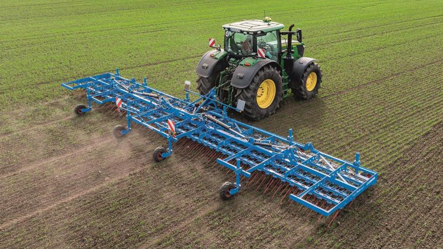 De nieuwste Thulit-wiedeg van Lemken heeft een werkbreedte van meer dan 12 m.