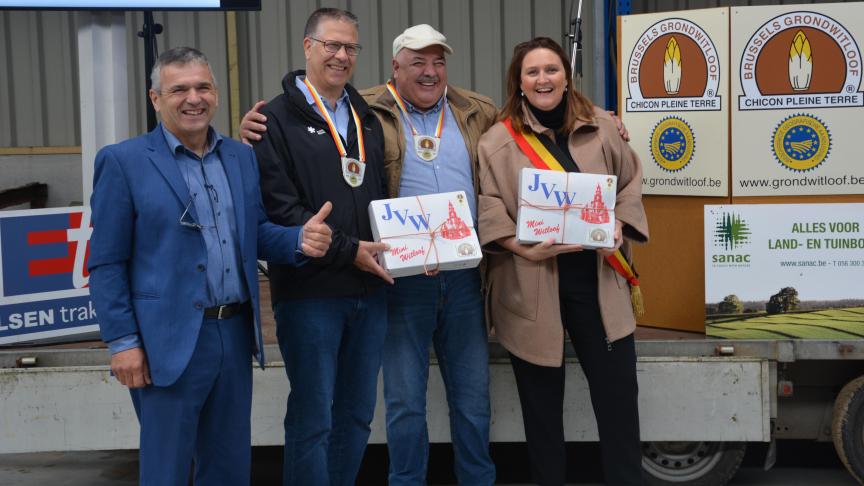Rudy Pasgang en Leo Baestaens, respectievelijk voorzitter en bestuurslid van de vzw Brussels Grondwitloof, flankeren Vlaams-Brabants gedeputeerde voor Landbouw Tom Dehaene en Gwendolyn Rutten, burgemeester van Aarschot.