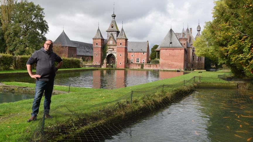 De visvijvers van de Commanderie7 liggen in de schaduw van het lokale kasteel in het hart van Sint-Pieters-Voeren.