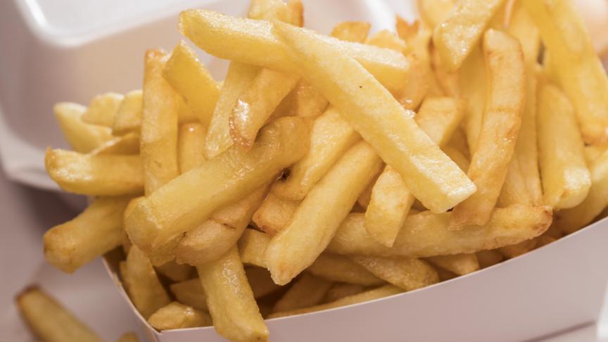 Liefst 92% van de via VLAM bevraagde Vlamingen vindt dat frietjes van de frituur onlosmakelijk verbonden zijn aan onze Belgische eetcultuur.